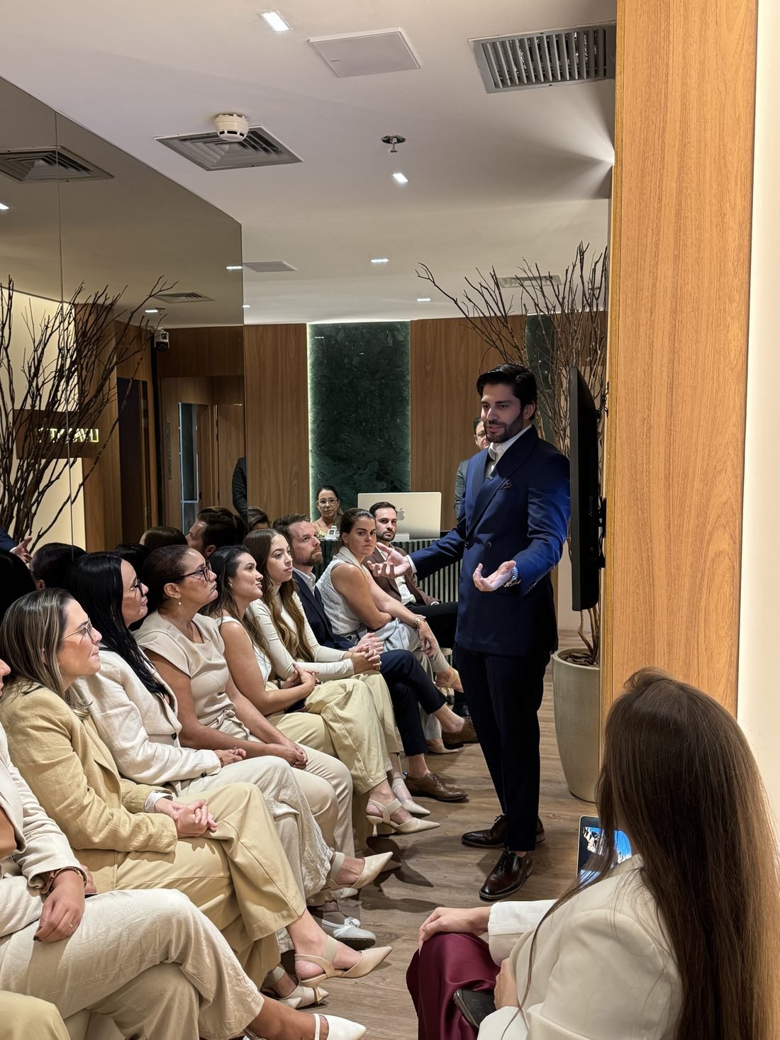 Dr. Diego Santos conduzindo a reunião com a equipe do Livantti na recepção da clínica