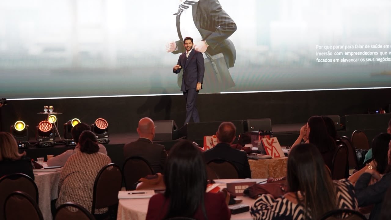 Dr. Diego Santos palestrando para uma plateia de empreendedores